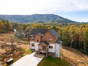 Exterior - Chalet Bellemont: View, Heated Swim Spa, Game Room (Sevierville)