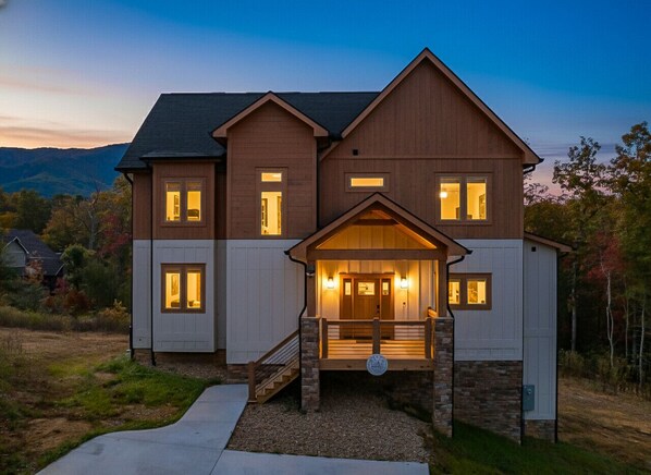 Exterior - Chalet Bellemont: View, Heated Swim Spa, Game Room (Sevierville)