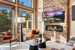 Smart TV y chimenea 