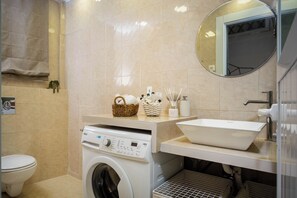 Douche, serviettes fournies, savon, papier toilette