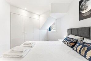 1 soverom, strykejern/-brett, internettilgang og sengetøy