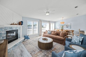 Smart-TV, Kamin, Tischtennisplatte, Bücher