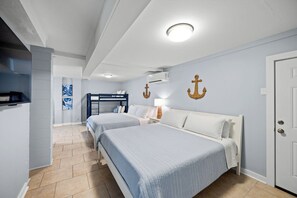 4 عدّة غرف نوم ومكتب ومكواة/لوح كي وسرير سفر