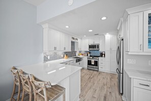 Køleskab, mikrobølgeovn, ovn, kogeplade