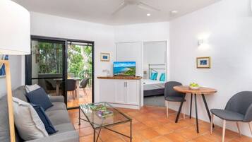 2 bedrooms, desk, iron/ironing board, WiFi