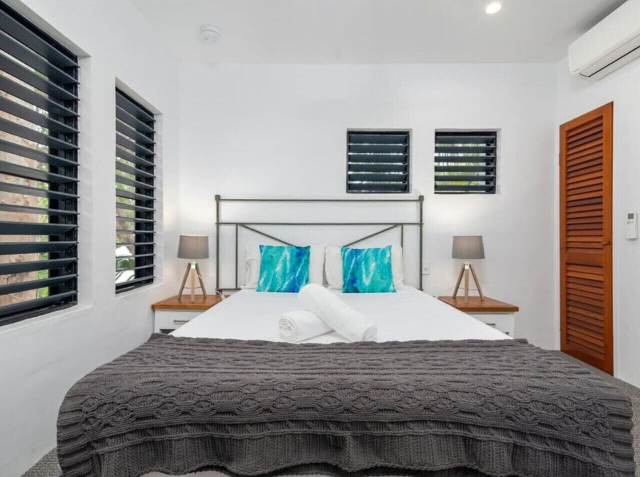 2 bedrooms, desk, iron/ironing board, WiFi