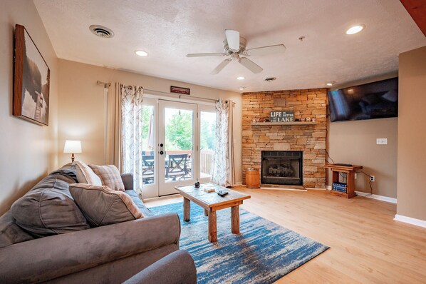 Smart TV, fireplace, DVD player - New! Dog Friendly Townhome w/ Lake Access & Fireplace (McHenry)