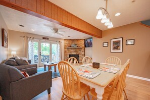 Interior - New! Dog Friendly Townhome w/ Lake Access & Fireplace (McHenry)