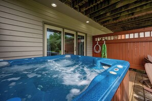 Indoor spa tub - New! Dog Friendly Townhome w/ Lake Access & Fireplace (McHenry)