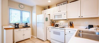 New! Dog Friendly Townhome w/ Lake Access & Fireplace