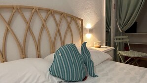 Un lit avec une tête de lit en bois, une table de chevet avec une lampe et une chaise.