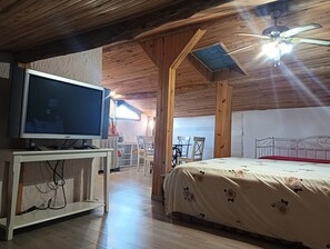 5 makuuhuonetta, silitysrauta/-lauta, vauvan matkasänky, internet