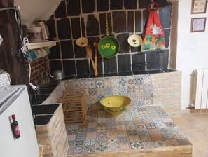 Cafetera y tetera, refrigerador, microondas y horno