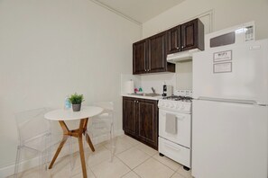 Kochgeschirr/Geschirr/Besteck