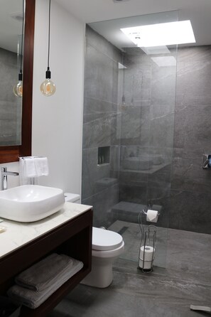 Towels, soap - "Cotopaxi Sanctuary Lodge" Suite Doble (QUITO)