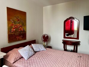 2 quartos, ferros/tábuas de passar roupa, Wi-Fi, roupa de cama