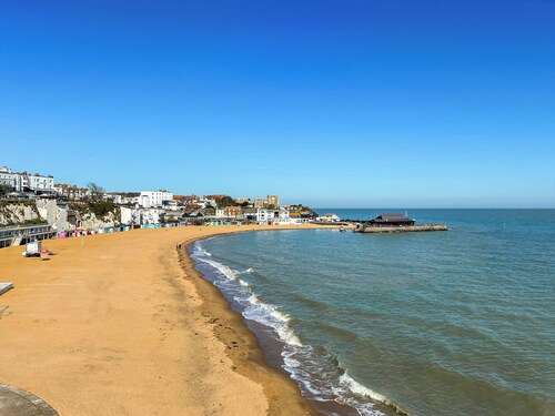 4 bedroom accommodation in Broadstairs