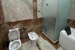 Baignoire à jets, sèche-cheveux, bidet, serviettes fournies