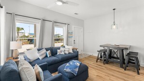 Småhus, 2 soverom, resort-utsikt (Pelican) | Oppholdsområde | En 48-tommers smart-TV med digitale kanaler