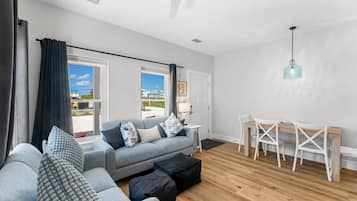 Ferienhaus, 2 Schlafzimmer, Blick auf die Anlage (Sea Turtle) | Wohnbereich | 48-Zoll-Smart-TV mit Digitalempfang