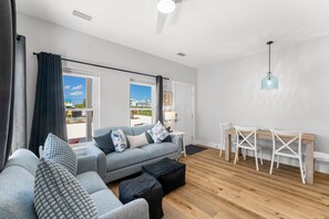 Cottage, 2 phòng ngủ, quang cảnh resort (Sea Turtle) | Khu phòng khách | Smart TV 48-inch có truyền hình kỹ thuật số