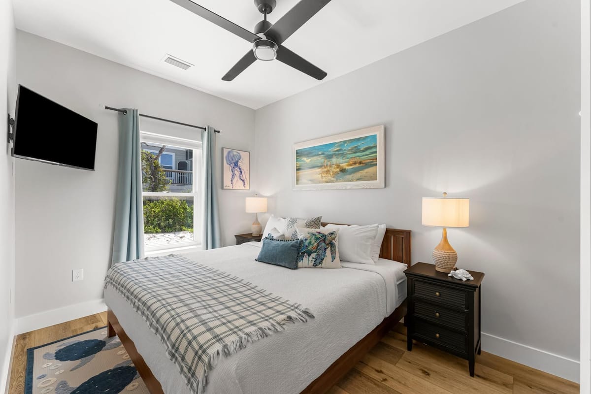 2 bedrooms, individually decorated, individually furnished