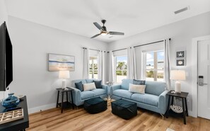 Småhus, 2 soverom, resort-utsikt (Dolphin) | Oppholdsområde | En 48-tommers smart-TV med digitale kanaler