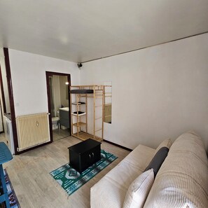 1 bedroom, bed sheets