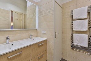 Shower, hair dryer, towels, soap - Classic Chic Elegance - Close to Everything with AC. (Nice)