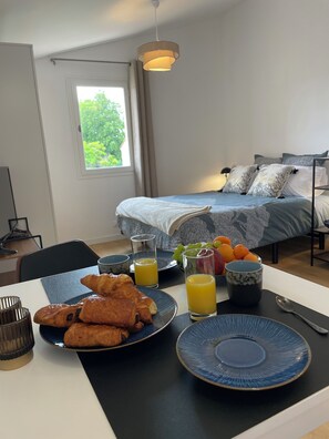 Iron/ironing board, travel crib, free WiFi, bed sheets - The studio with its large, unoverlooked terrace, in a quiet location with private parking (Saint-Estève)