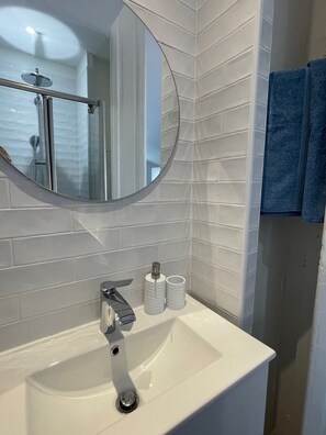 Dusche, Haartrockner, Handtücher, Seife