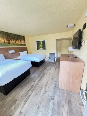 Quarto casal standard, acessível para pessoas com deficiência física, para não fumantes | Wi-Fi de cortesia, roupa de cama