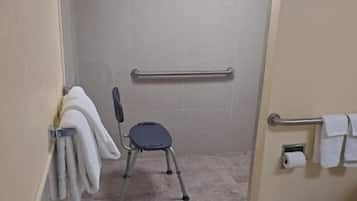 Chambre Standard double, accessible aux personnes à mobilité réduite, non-fumeur | Salle de bain | Serviettes fournies, savon, shampooing, papier de toilette