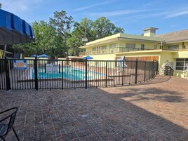 Una piscina al aire libre de temporada