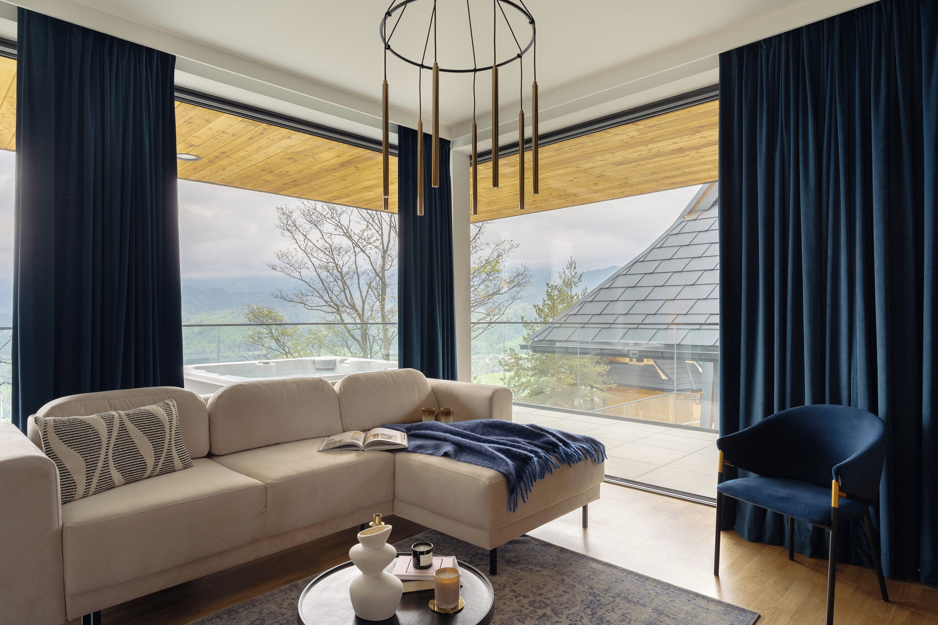 Maison Supérieure, balcon, vue montagne | Salle de séjour | TV connectée