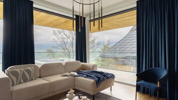 Maison Supérieure, balcon, vue montagne | Salle de séjour | TV connectée