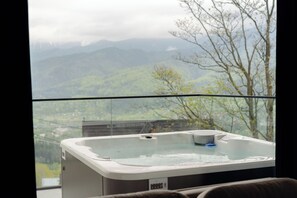 Jetted bathtub