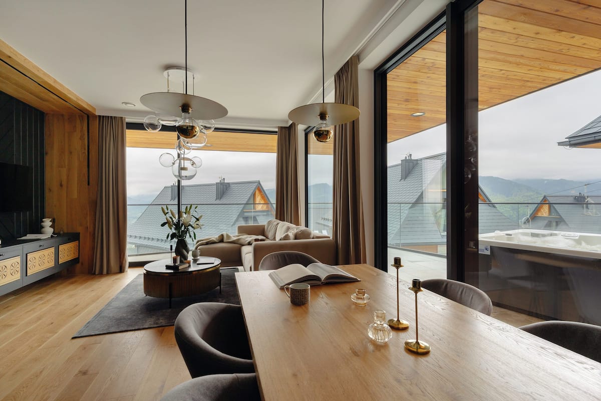Casa Confort, balcón, vista a la montaña | 3 habitaciones y espacio para trabajar con laptop