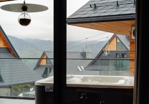 Club House, Balcony, Mountain View | Jetted tub
