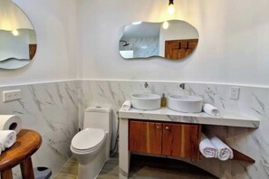 Ducha, secador de pelo, toallas y jabón