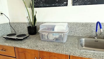 Refrigerador, utensilios de cocina, condimentos y comedor