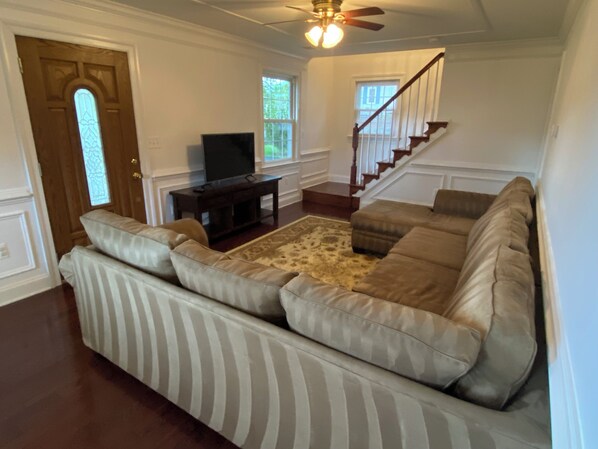 Smart TV - Peaceful 2-bedroom / 2-bathroom house with WiFi and AC in serene Shady Side (Shady Side)