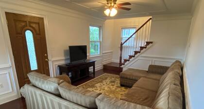 Peaceful 2-bedroom / 2-bathroom house with WiFi and AC in serene Shady Side