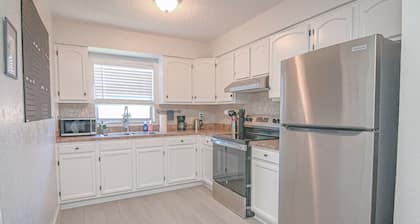 The Bayside Retreat – Modern 2BR Villa Near Downtown Tampa w/ Parking & Wi-Fi