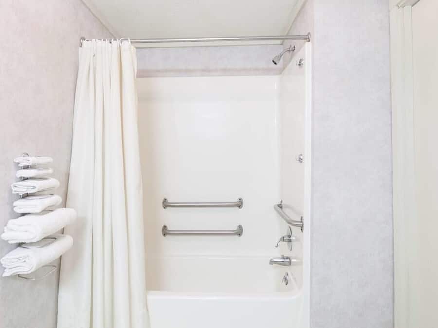Toallas, jabón, shampoo, papel de baño
