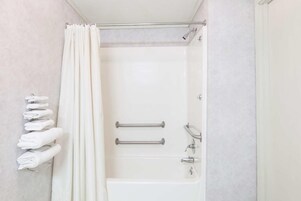 Toalhas de banho, sabonete, shampoo, papel higiênico