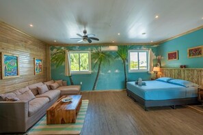 Caja de seguridad en la habitación y tabla de planchar con plancha 