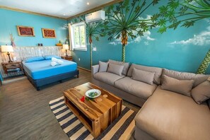 Caja de seguridad en la habitación y tabla de planchar con plancha 