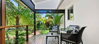 Family Friendly Walk to Beach Tropical Retreat + BBQ Deck