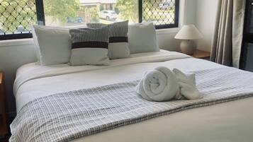 4 bedrooms, iron/ironing board, WiFi, bed sheets